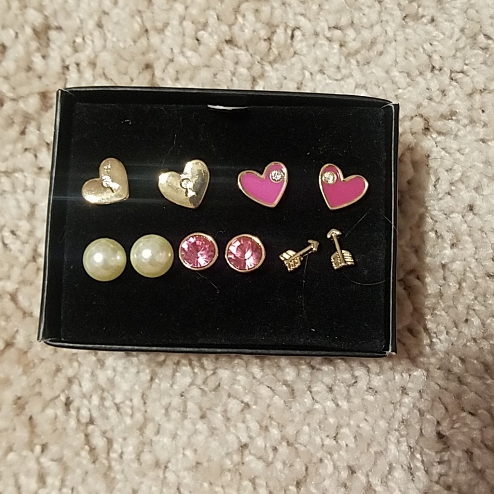 🍏6 Heart Studs